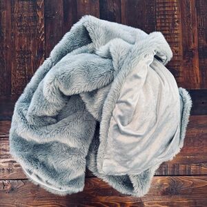 Plush Gray Faux Fur Throw Blanket. EUC.